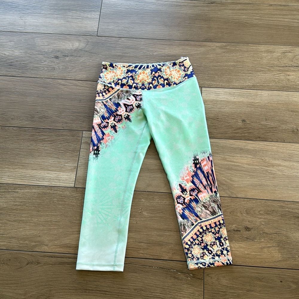 CALIA by Carrie Underwood Limited Edition BOHO floral Capri Leggings Siz…